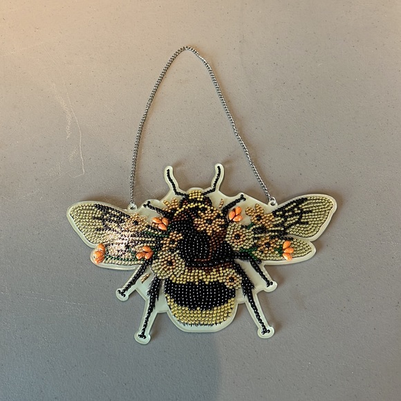 Hanging Bumblebee - Picture 5 of 5